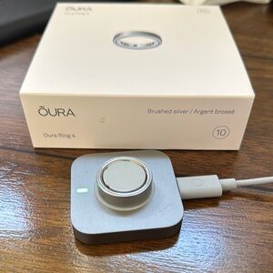 Oura Ring 4 in Brushed Silver